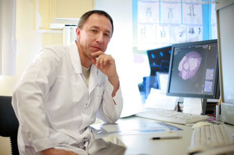 Doctor interpreting PET Scan for Alzheimer's Dignosis